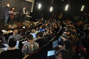 Los periodistas tomando nota de los nominados.