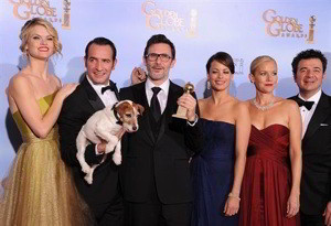 Los protagonistas de 'The Artist', posando con el premio. Los protagonistas de 'The Artist', posando con el premio.