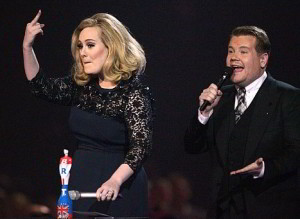 Adele peineta brit awards Momento de la 'peineta' a la organización de los BRIT Awards dedicada por Adele