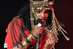M.I.A., sacando el dedo a pasear en su actuación en la Super Bowl