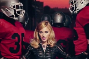 Madonna, rodeada de jugadores de fútbol americano en su nuevo videoclip