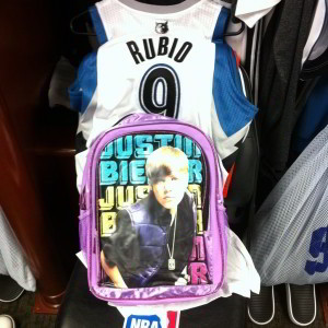Novatada Ricky Rubio mochila Justin Bieber Esta es la mochila de Justin Bieber que Ricky Rubio deberá llevar durante toda la temporada como novatada (Fuente:@kevinlove)