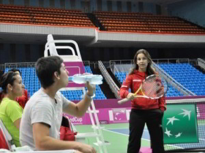 Seleccion espanola tenis femenino arantxa sanchez vicario Arantxa Sánchez, de pie, dando instrucciones a las españolas en Moscú (Fuente: RFET)