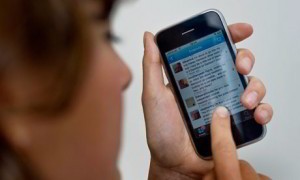 comprobando twitter Twitter y Facebook, más adictivos que el cigarrillo de después de comer o el café mañanero