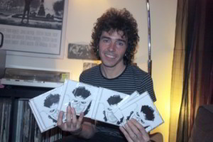 Ruben Pozo nuevo disco Rubén Pozo posa orgulloso con su disco de debut en solitario, 'Lo que más' (Fuente: Rubén Pozo)