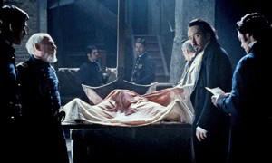 John Cusack, en la piel del escritor Edgar Allan Poe. John Cusack, en la piel del escritor Edgar Allan Poe.