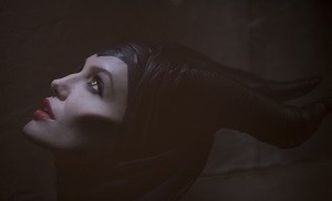 Angelina Jolie, caracterizada como la malvada bruja Maléfica. Angelina Jolie, caracterizada como la malvada bruja Maléfica.