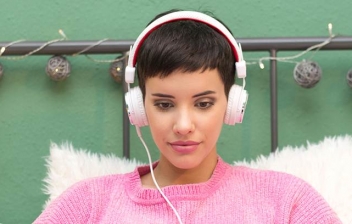 chica con cascos escuchando las mejores canciones de 2015