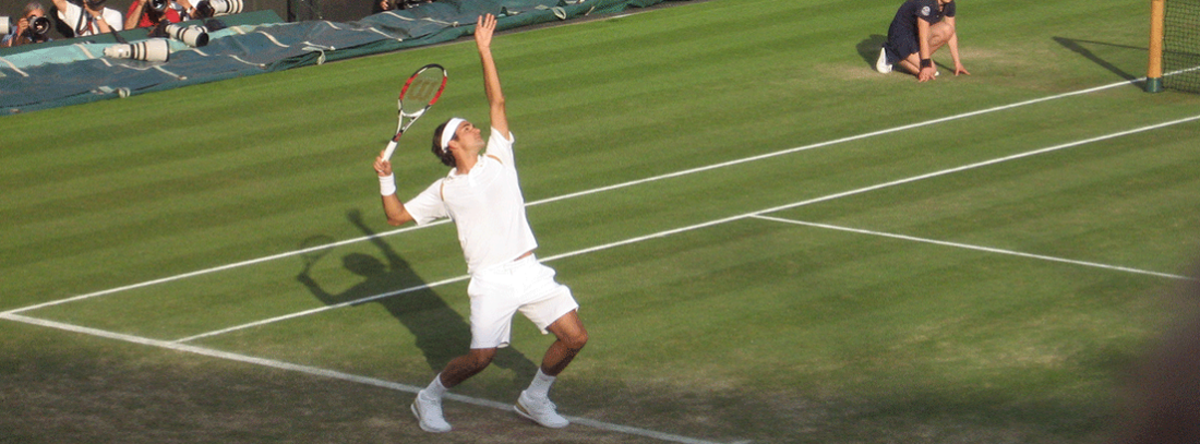 Roger Federer jugando al tenis