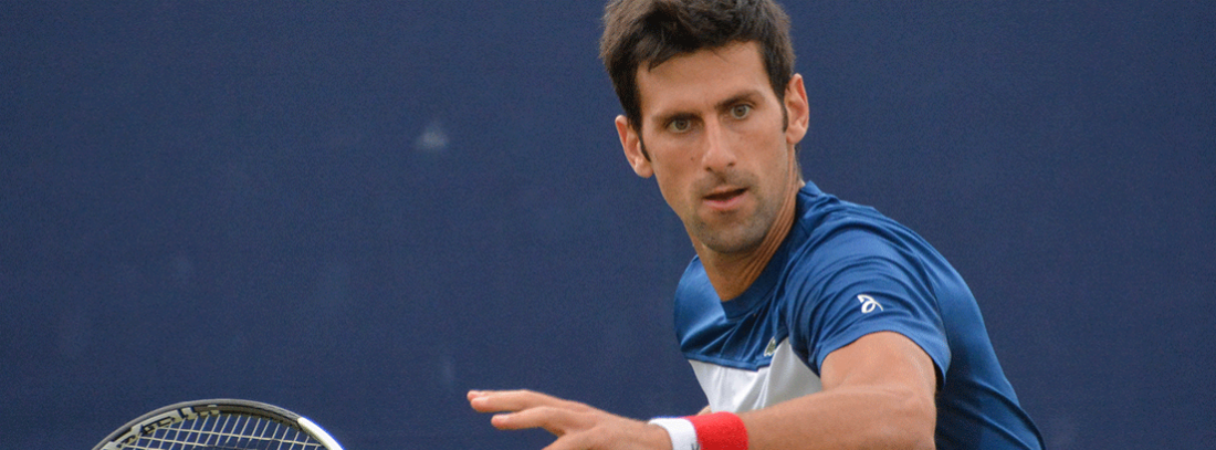 Novak Djokovic jugando al tenis