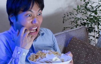 chico viendo una película de cine de terror