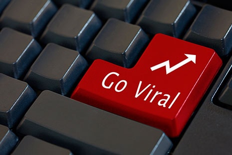 Botón intro con el escrito “Go Viral”