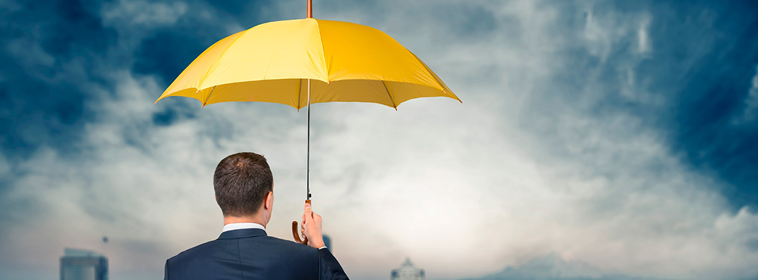 ejecutivo con paraguas amarillo 