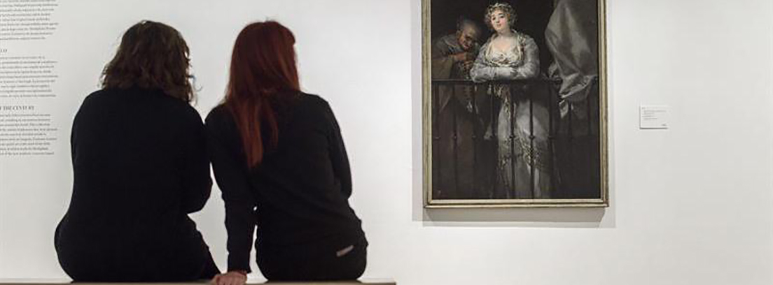 Un par de visitantes de la colección Alicia Koplowitz en Bilbao