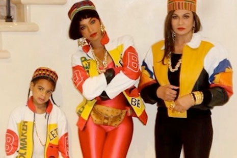 La cantante Beyonce y su familia disfrazados con mayas y cazadoras