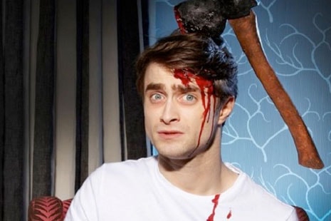 El actor Daniel Radcliffe con hacha clavada en la cabeza y parte de la cara ensangrentada