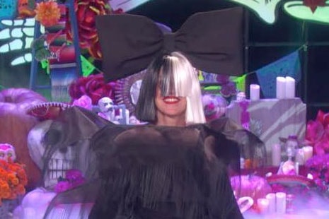 La presentadora Ellen DeGeneres disfrazada de la cantante Sia
