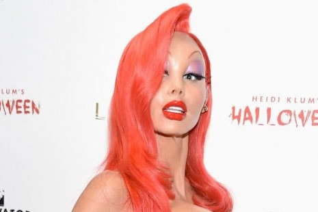 Heidi Klum con vestido rojo, peluca roja y guantes morados disfrazada de Jessica Rabbit