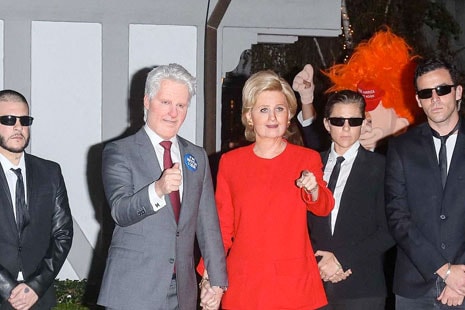 Kate Perry y Orlando Bloom caracterizados como Hilary Clinton y Donald Trump