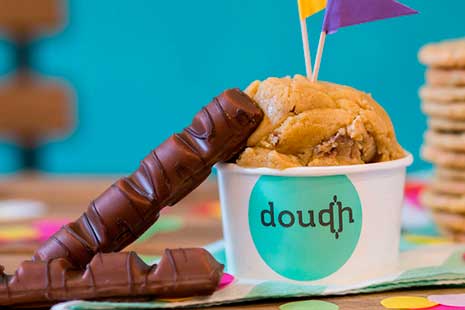 ‘Dough’ y 'Bubble Waffles': las últimas locuras foodie que triunfan en Madrid helado Barritas de chocolate, recipiente de cartón con masa de galletas y torre de galletas. Fuente: Dough Madrid