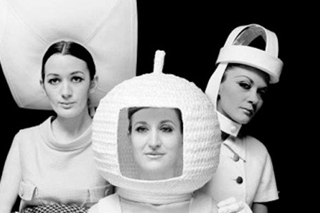Tres mujeres con sombreros op art diseñados por el modisto Antonio Nieto, en la sesión fotográfica de Joana Biarnés de 1967.