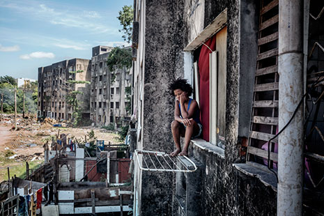 Las mejores fotos del año niño niño en una ventana apoyado en un tendedor de casa