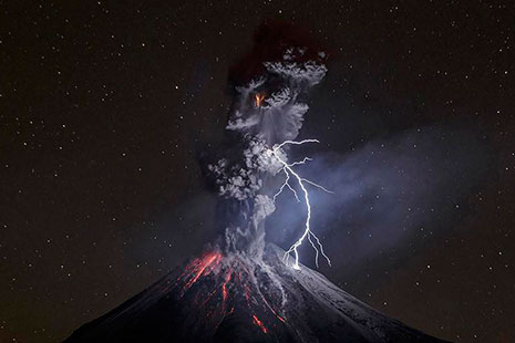 Las mejores fotos del año volcán en erupción con rayo Volcán en erupción con rayo