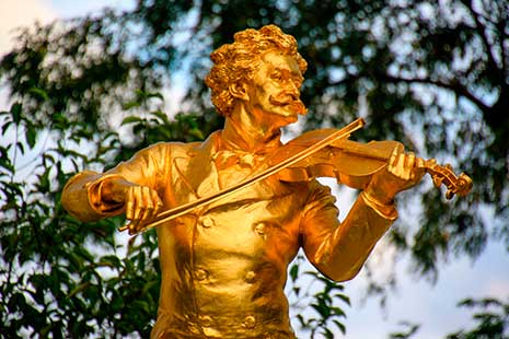 Primer plano de la estatua de Johann Strauss en el parque Stadtpark, Viena