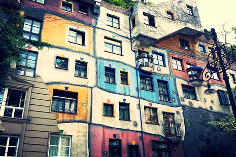 Fachada de colores de la Hundertwasser Haus