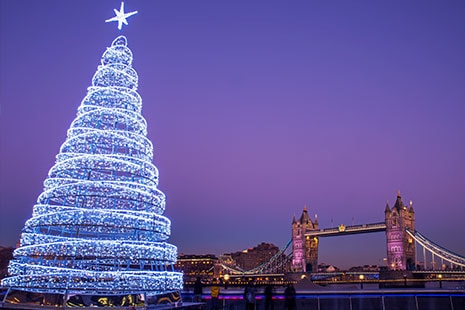 Luces Navideñas en Londres Árbol de Navidad iluminado junto al río Támesis de Londres