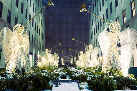 Luces Navideñas en Nueva York Ángeles con trompetas iluminados en Nueva York