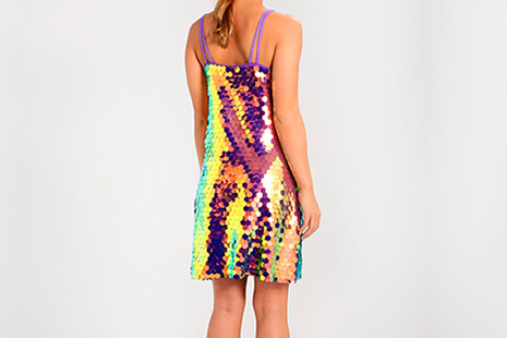 Chica con vestido de espaldas