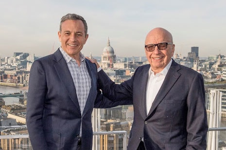 Los responsables de Disney y Fox firmando el acuerdo