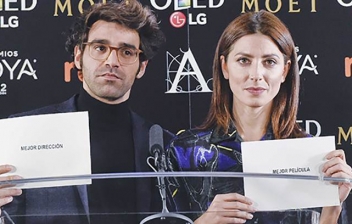 Los actores Bárbara Lennie y David Verdaguer en un atril con micrófono y tarjetones en la mano