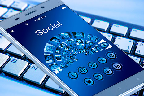 Cómo controlar tu privacidad en redes sociales Social Media smartphone Android sobre teclado de ordenador