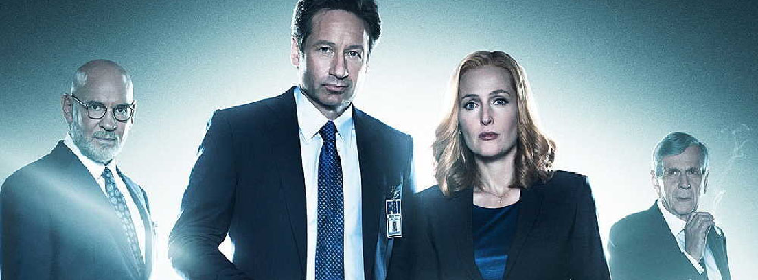 Vuelve Expediente X (Temporada 11) Mulder y Scully Agente Mulder y Scully con una linterna en la mano junto a otros dos personajes de Expediente X.