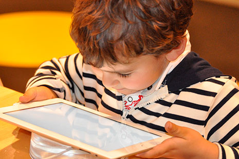 ¿Sabes cómo es la generación T? Niño usando tablet Un niño de la generación T usando una tablet