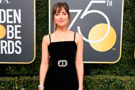 Los Globos de oro 2018 Dakota Johnson La actriz Dakota Johnson con un vestido de Gucci en color negro y con cinturón joya para la gala de los Globos de Oro 2018
