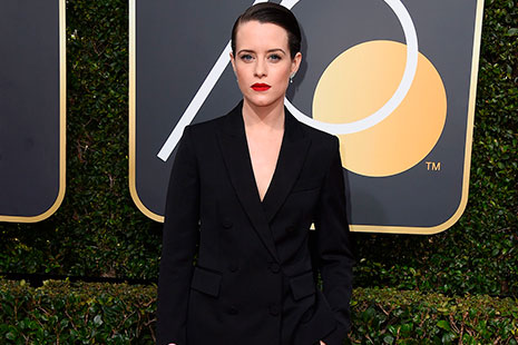 Los Globos de oro 2018 Claire Foy Claire Foy en los Globos de Oro 2018 con traje estilo esmoquin
