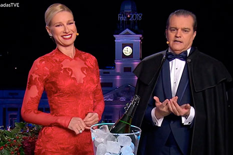 Los mejores vestidos de las campanadas RTVE Anne Igartiburu con vestido rojo y Ramón García