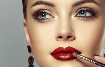 Mujer maquillándose el ojo con un eyeliner