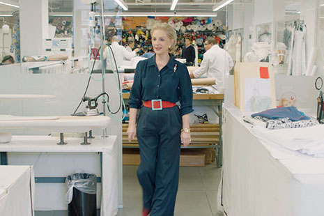 Carolina Herrera deja la dirección creativa de su marca taller Carolina Herrera con mono azul y cinturón rojo se pasea por su taller