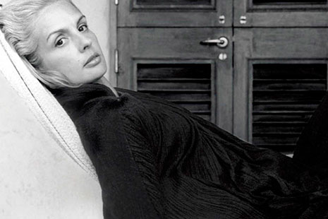 Carolina Herrera deja la dirección creativa de su marca joven Carolina Herrera de joven, en una foto en blanco y negro
