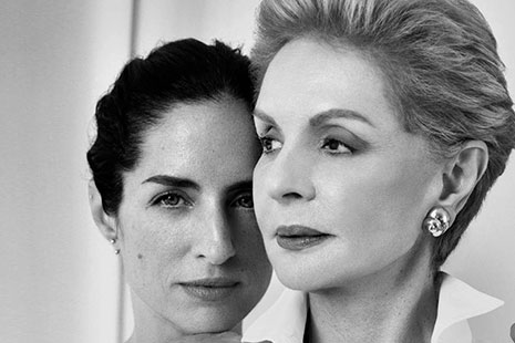 Carolina Herrera deja la dirección creativa de su marca madre e hija Primer plano de Carolina Adriana Herrera y Carolina Herrera