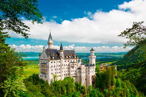 Los castillos más icónicos de Europa para visitar Castillo de Neuschwanstein Castillo de Neuschwanstein con un bosque verde alrededor
