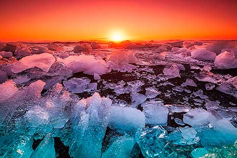 Qué época es mejor para viajar a cada continente Islandia Mar de hielo con sol del atardecer al fondo. Islandia