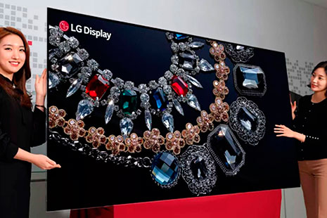 En 2018 televisores con pantalla flexible y 8K LG TV 8k Dos mujeres mantienen una pantalla 8K de LG