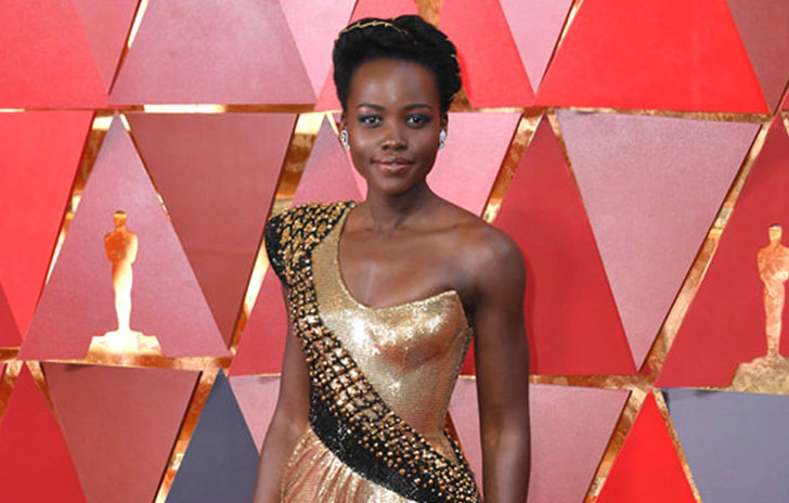 La actriz Lupita Nyong'o en la alfombra roja de los Oscar 2018