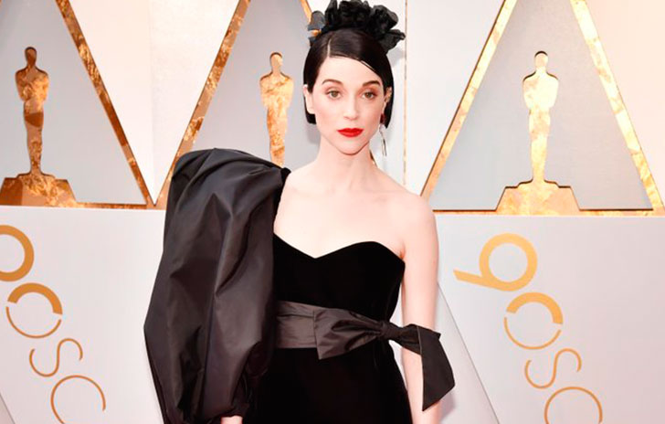La cantante St Vicent con minivestido negro en los Oscar 2018