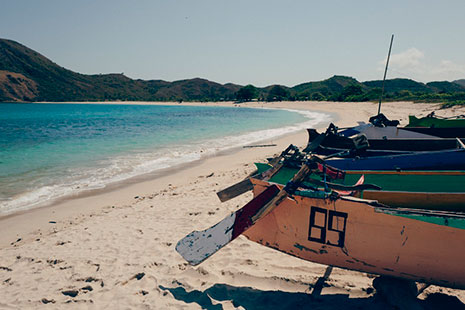 Barcas en la playa de Lombok, Indonesia